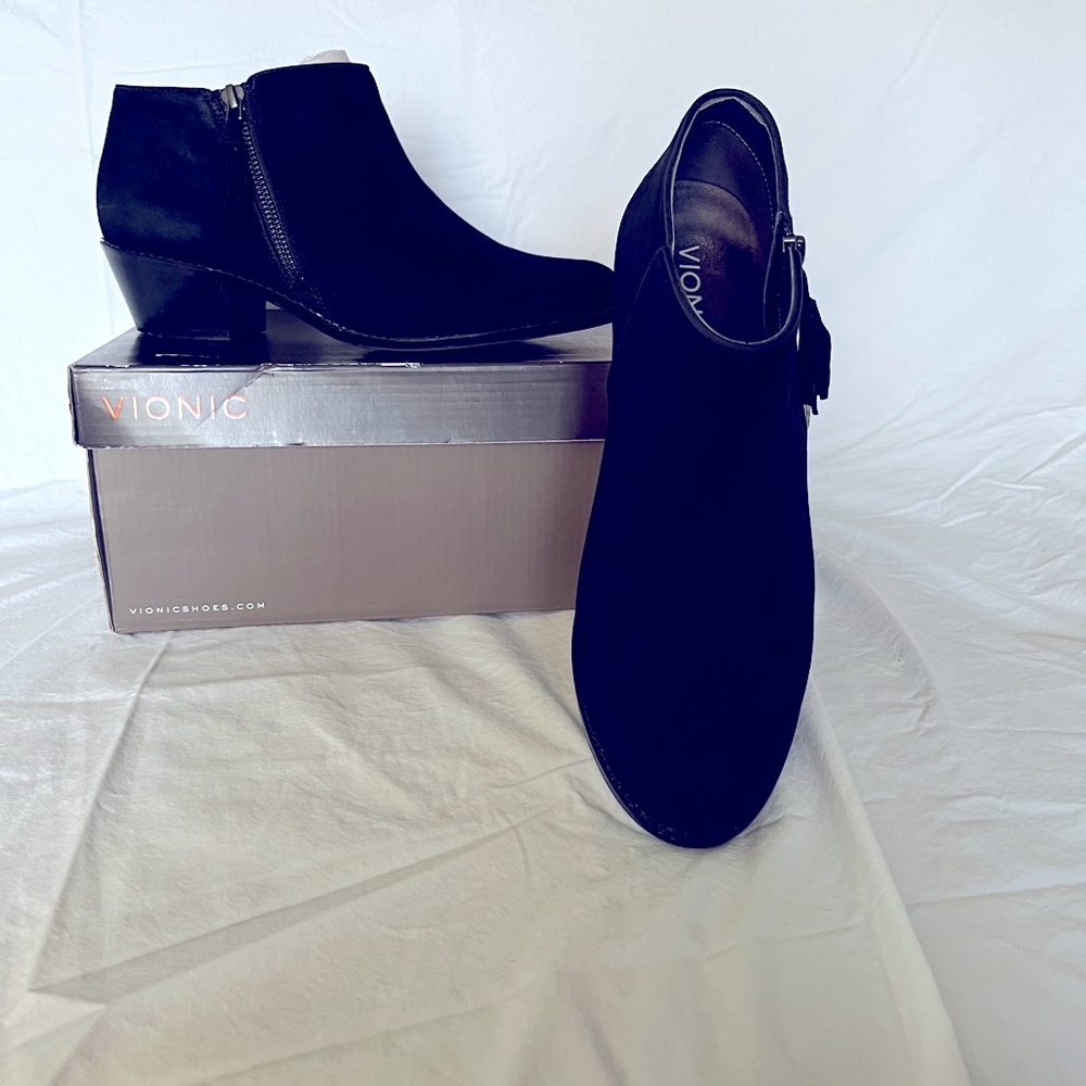 Vionic “Joy Serena” ankle boot. Size 9, Black
